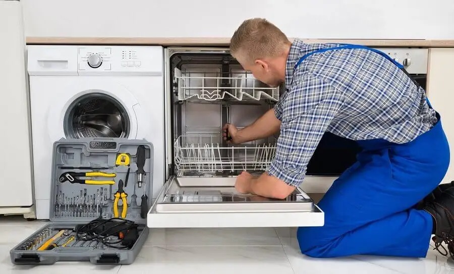 Karamürsel Protherm servisi teknisyen ekibi beyaz eşya tamiri yaparken
